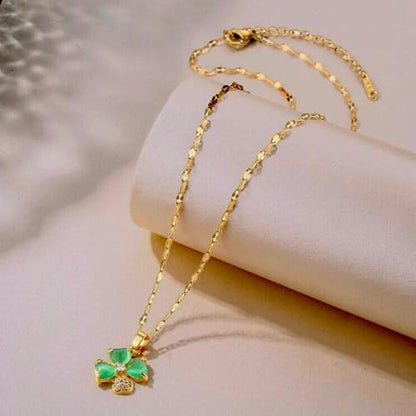 Colar Feminino Trevo de Quatro Folhas - "Emerald Hope" em Aço Inoxidável Banhado a Ouro 18K com Zircônia Verde – 40cm