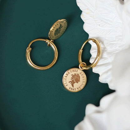 Brinco Feminino Moeda "Câmbio" em Aço Inoxidável – Design Elegante e Significado de Troca Justa – Estilo Minimalista e Moda Contemporânea – Acompanha Bolsa de Veludo