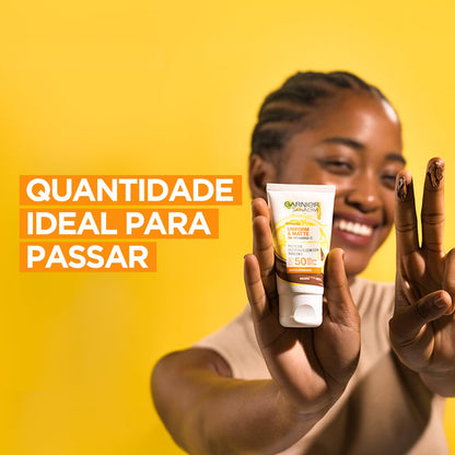 Garnier Skinactive Uniform & Matte Protetor Solar Hidratante Facial com Vitamina C, Efeito Matte Antioleosidade, Reduz e Previne Manchas, Tecnologia Camaleão, Cor Clara, 40g
