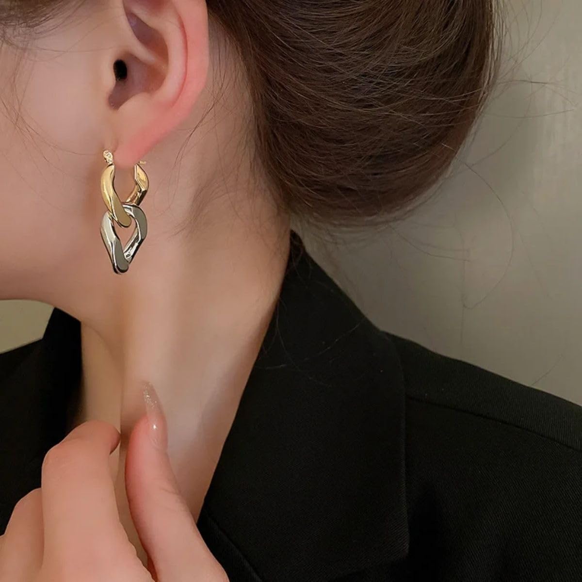 Brinco Feminino "Duo Color" – Design Moderno Bicolor em Prata e Dourado, Semijoia Sofisticada em Cobre – Estilo Versátil e Elegante – Acompanha Bolsa de Veludo