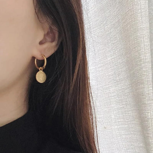 Brinco Feminino Moeda "Câmbio" em Aço Inoxidável – Design Elegante e Significado de Troca Justa – Estilo Minimalista e Moda Contemporânea – Acompanha Bolsa de Veludo