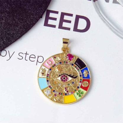 Colar Feminino Amuleto "Roda da Fortuna" com 13 Símbolos de Sorte, Proteção Espiritual e Fé, Banhado a Ouro 18k, Ajustável – Acompanha Bolsa de Veludo