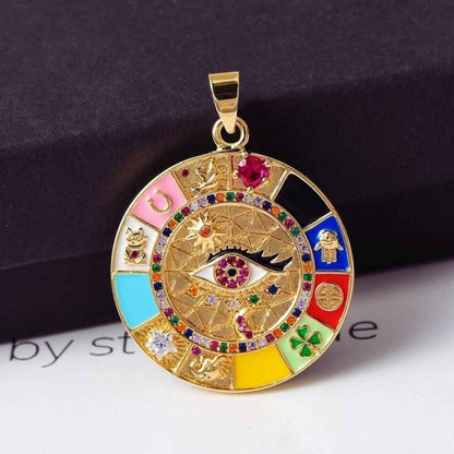 Colar Feminino Amuleto "Roda da Fortuna" com 13 Símbolos de Sorte, Proteção Espiritual e Fé, Banhado a Ouro 18k, Ajustável – Acompanha Bolsa de Veludo