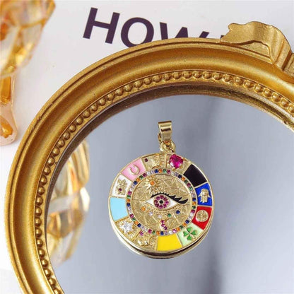 Colar Feminino Amuleto "Roda da Fortuna" com 13 Símbolos de Sorte, Proteção Espiritual e Fé, Banhado a Ouro 18k, Ajustável – Acompanha Bolsa de Veludo