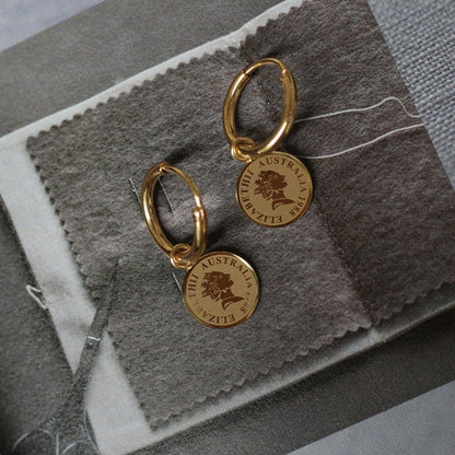 Brinco Feminino Moeda "Câmbio" em Aço Inoxidável – Design Elegante e Significado de Troca Justa – Estilo Minimalista e Moda Contemporânea – Acompanha Bolsa de Veludo