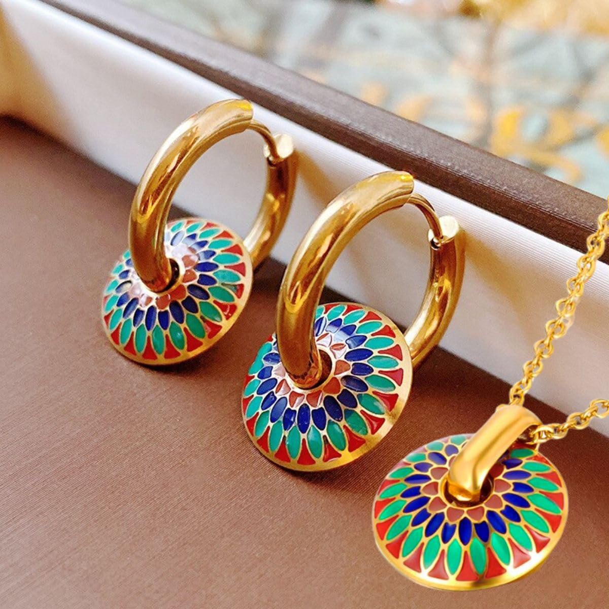 Conjunto Feminino ¨Talavera¨ em Aço Inoxidável – Brincos com Pingente Removível, Corrente 45cm – Cores Vibrantes, Estilo e Versatilidade – Acompanha Bolsa de Veludo