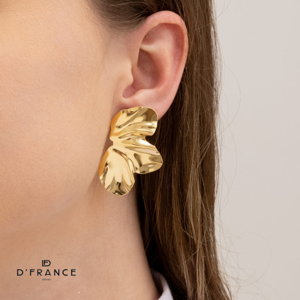 Brinco Feminino Folha Meia Flor Martelado Banhado a Ouro 18K - D France Semijóias