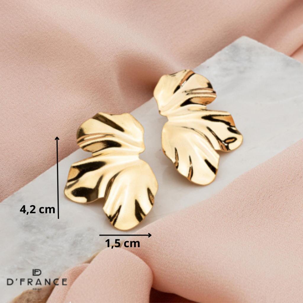 Brinco Feminino Folha Meia Flor Martelado Banhado a Ouro 18K - D France Semijóias