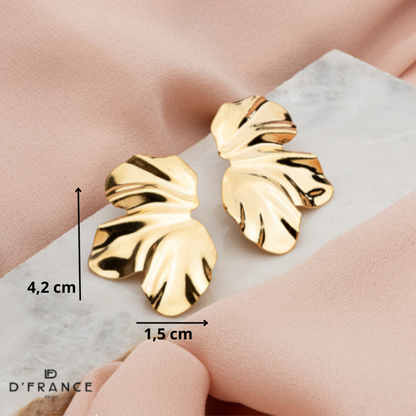 Brinco Feminino Folha Meia Flor Martelado Banhado a Ouro 18K - D France Semijóias
