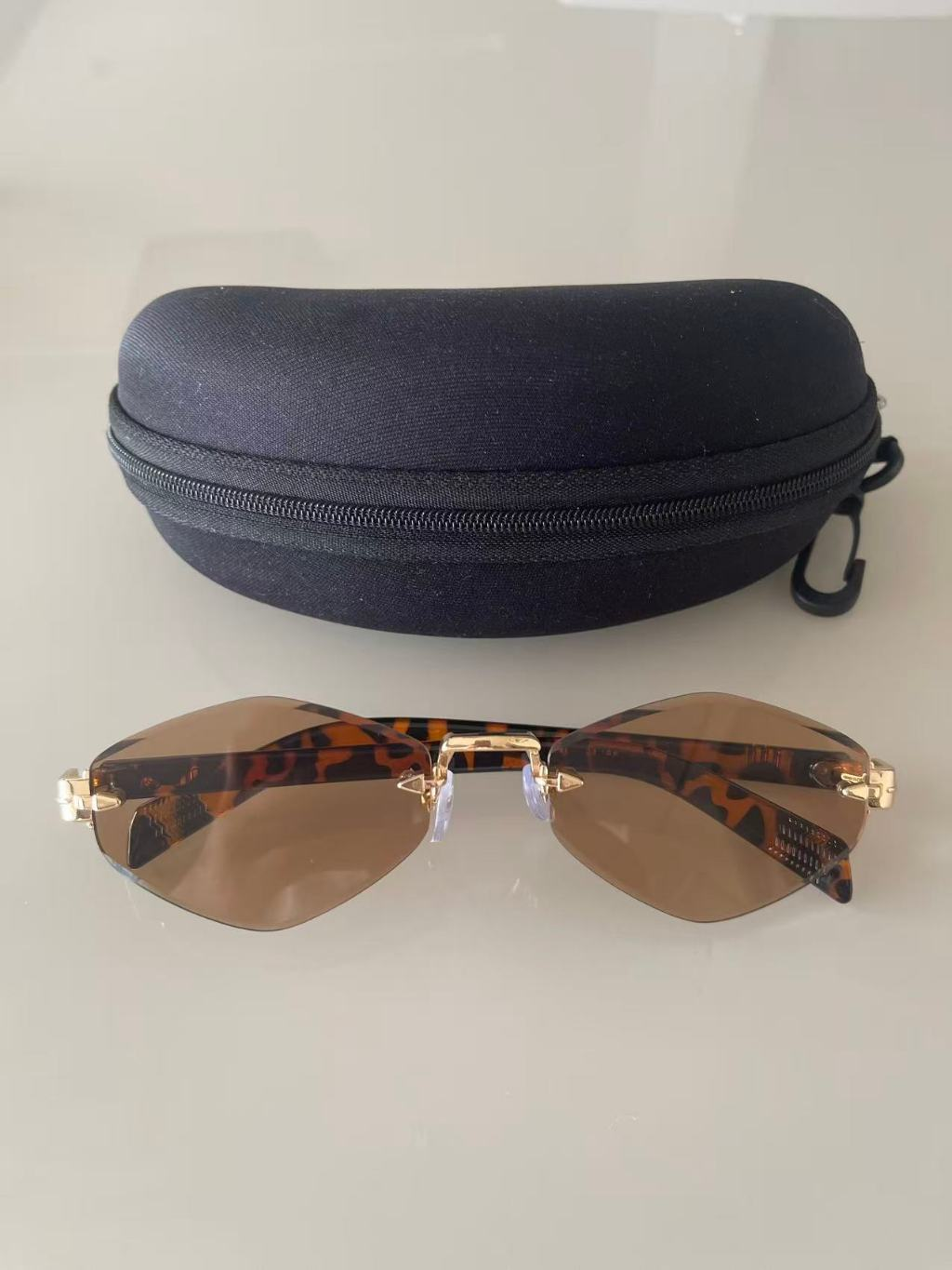 Óculos de Sol Feminino Sem Aro Lente Geométrica UV400 Estilo Elegante com Estojo