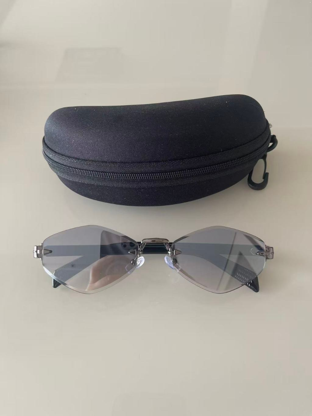 Óculos de Sol Feminino Sem Aro Lente Geométrica UV400 Estilo Elegante com Estojo