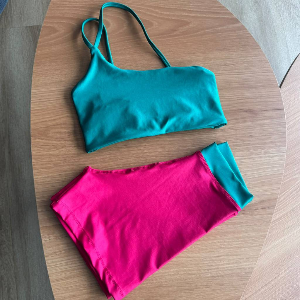 Conjunto Fitness Feminino com Top Forrado e Short de Cintura Alta