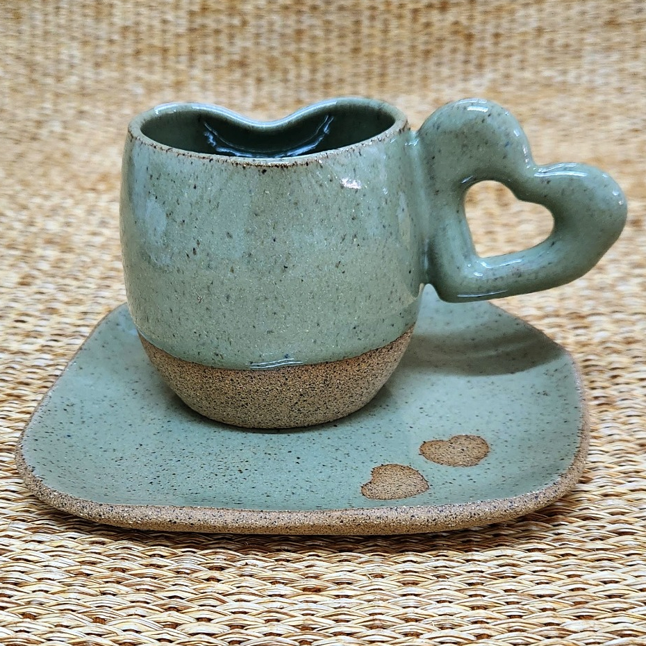 Xícara Coração com Pires Cerâmica 120ml Café Chá Mesa Posta Luxo Louça Artesanal Decoração Café Amor