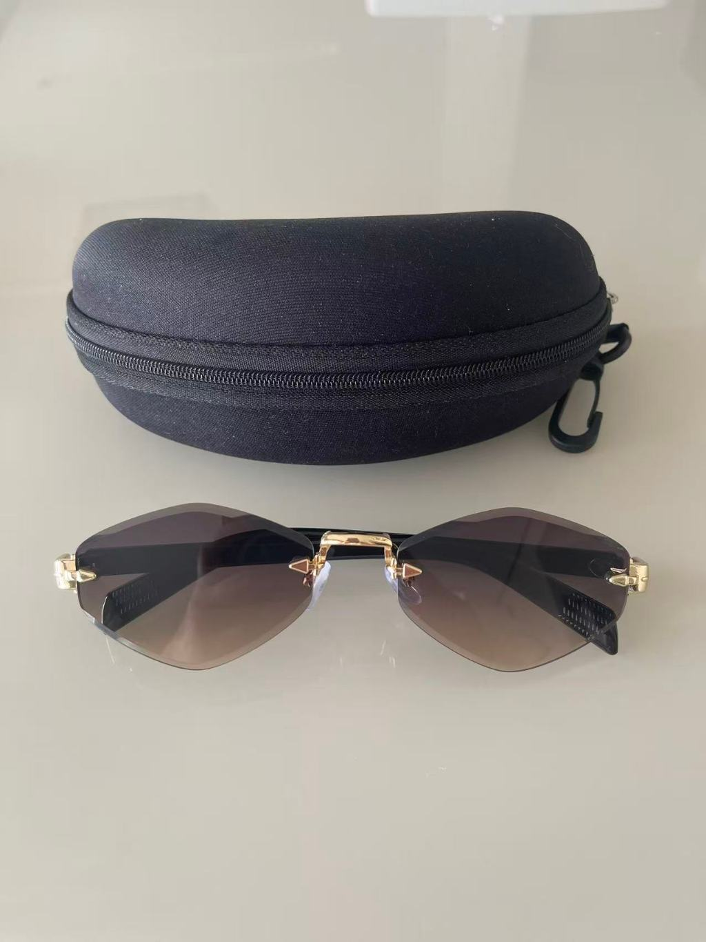 Óculos de Sol Feminino Sem Aro Lente Geométrica UV400 Estilo Elegante com Estojo
