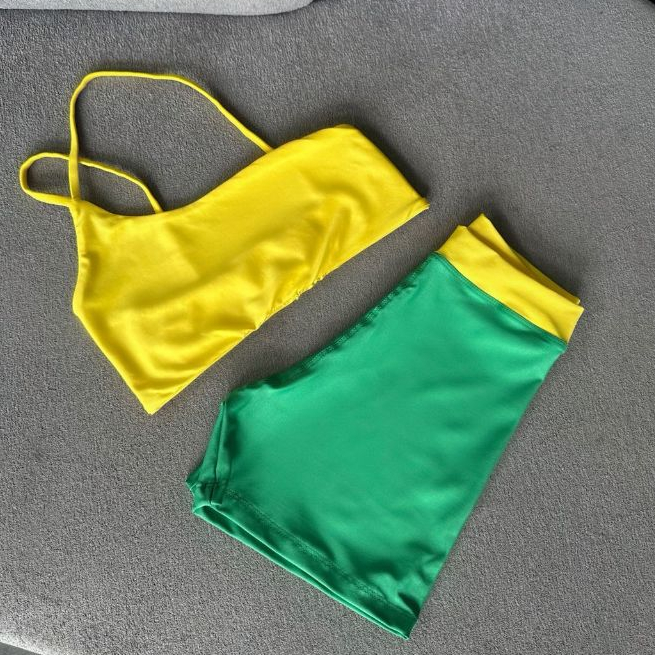 Conjunto Fitness Feminino com Top Forrado e Short de Cintura Alta
