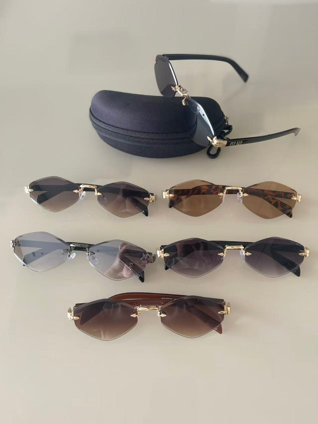 Óculos de Sol Feminino Sem Aro Lente Geométrica UV400 Estilo Elegante com Estojo