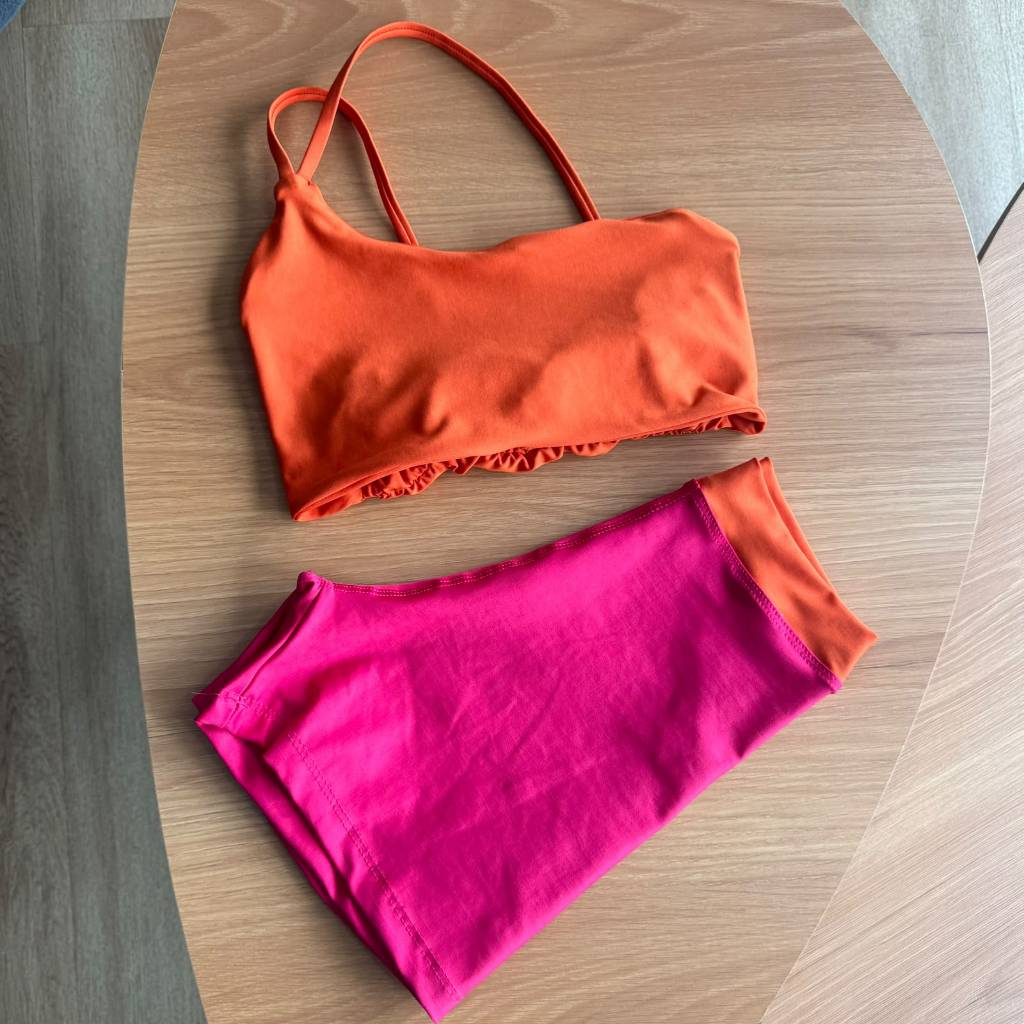 Conjunto Fitness Feminino com Top Forrado e Short de Cintura Alta