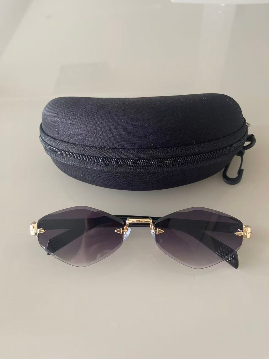 Óculos de Sol Feminino Sem Aro Lente Geométrica UV400 Estilo Elegante com Estojo