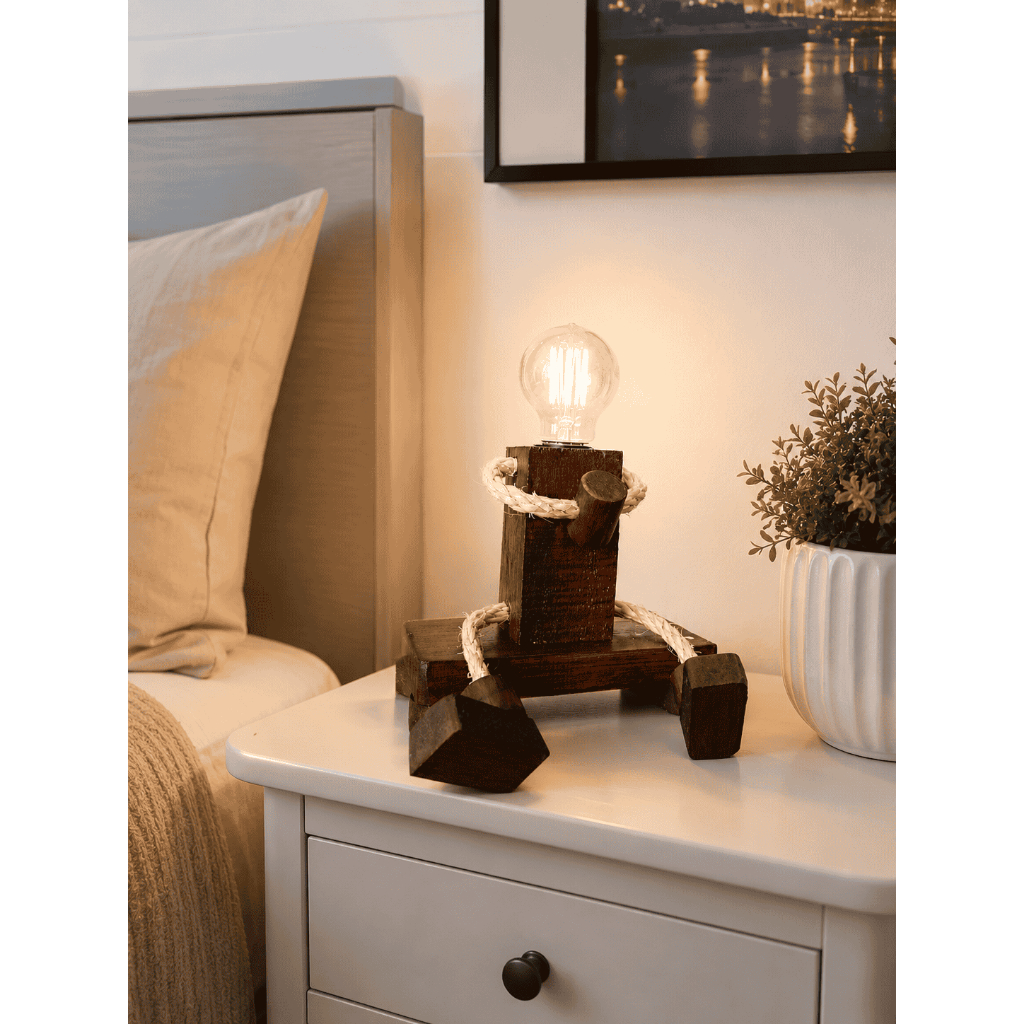 Luminária Boneco de Madeira Artesanal Abajur Rústico Decorativo para Quarto Sala e Escritório
